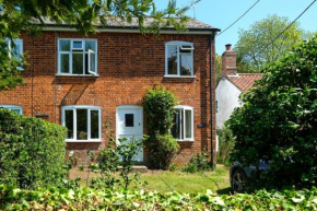 Cosy Snape cottage with parking on the footpath